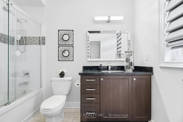 Photo 27 at 4 Spain Crescent, Toronto Gore Rural Estate, Brampton