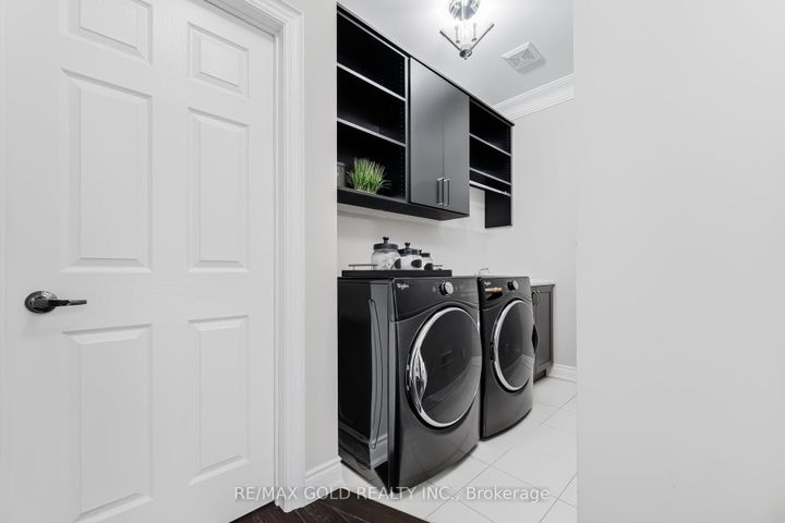 Photo 31 at 4 Spain Crescent, Toronto Gore Rural Estate, Brampton