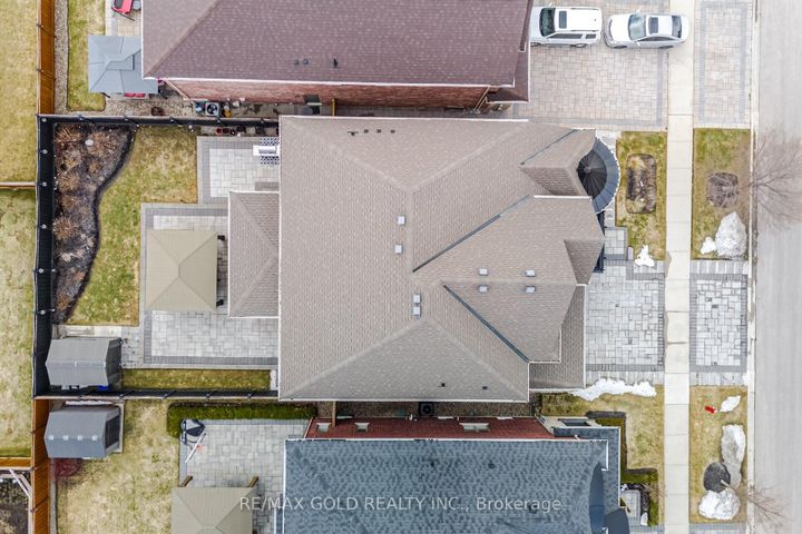 Photo 38 at 4 Spain Crescent, Toronto Gore Rural Estate, Brampton