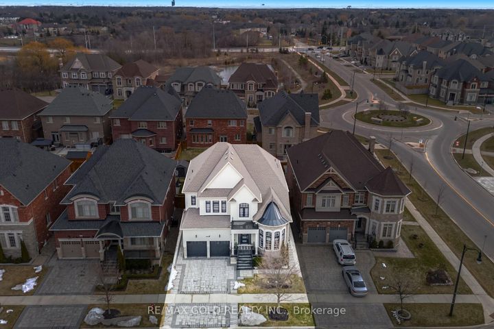 Photo 39 at 4 Spain Crescent, Toronto Gore Rural Estate, Brampton