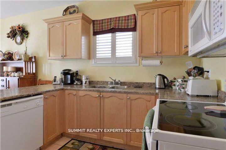 Photo 10 at 23 Bissell Drive N, Snelgrove, Brampton