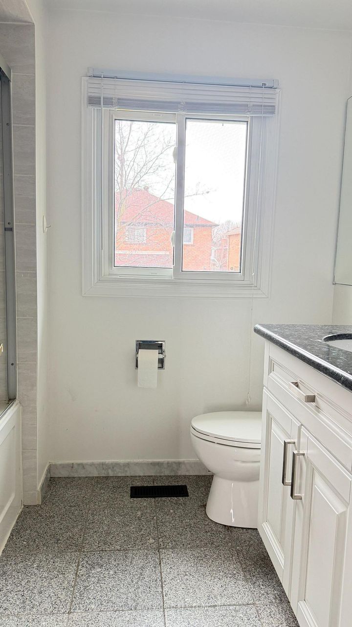 Photo 13 at 149 Huntington Park Drive, Thornlea, Markham