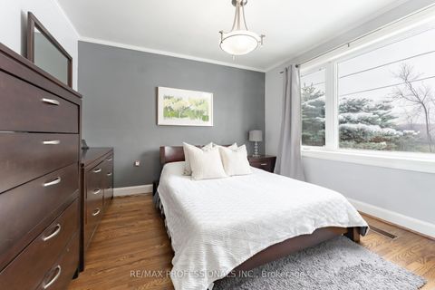 Photo 5 at 745 Glengrove Avenue W, Glen Park, Toronto