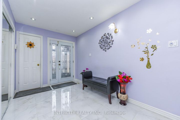 Photo 5 at 7140 Dalewood Drive, Malton, Mississauga