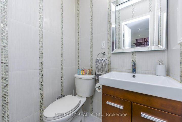 Photo 7 at 7140 Dalewood Drive, Malton, Mississauga