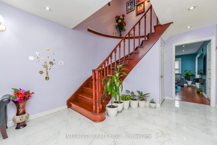 Photo 9 at 7140 Dalewood Drive, Malton, Mississauga