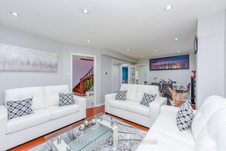 Photo 12 at 7140 Dalewood Drive, Malton, Mississauga