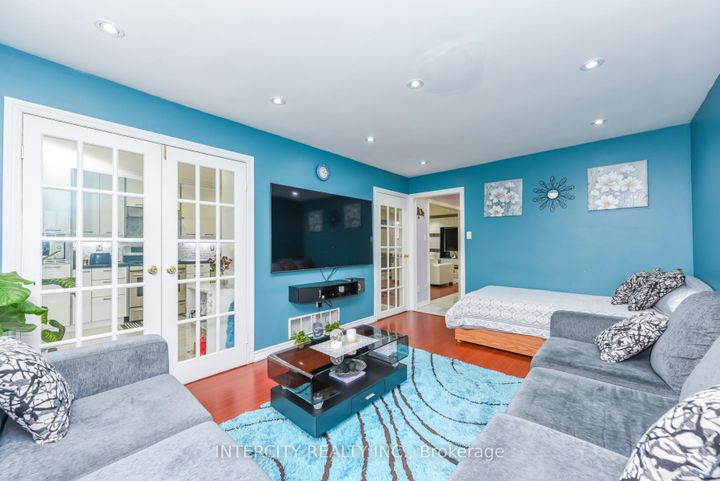 Photo 15 at 7140 Dalewood Drive, Malton, Mississauga