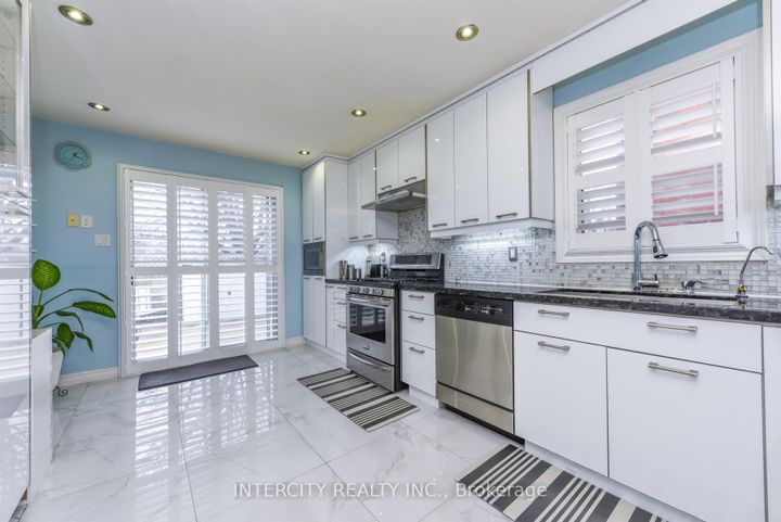 Photo 17 at 7140 Dalewood Drive, Malton, Mississauga