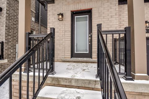 Photo 2 at 23 Turnberry Lane, Painswick South, Barrie