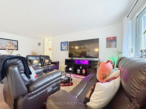 Photo 3 at 206 - 800 Kennedy Road, Ionview, Toronto