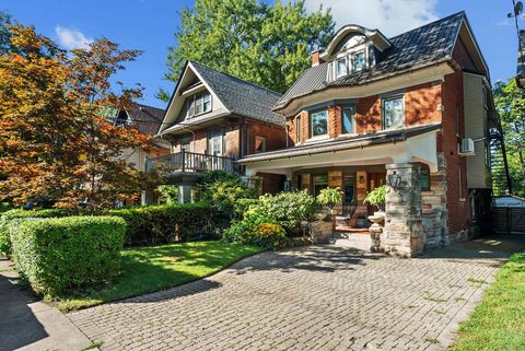 Photo 1 at 260 Indian Road, Swansea, Toronto