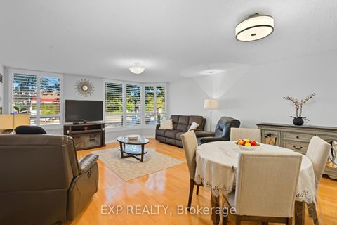 Photo 4 at 111 - 14924 Yonge Street, Aurora Highlands, Aurora