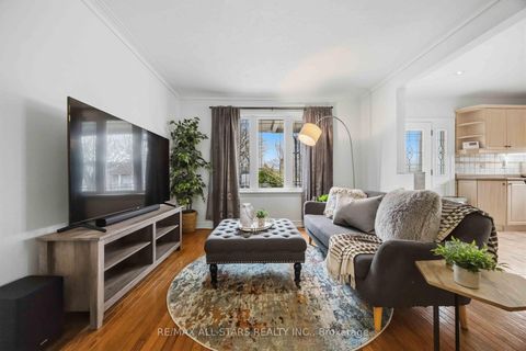 Photo 3 at 28 Hubert Avenue, Birchmount, Toronto