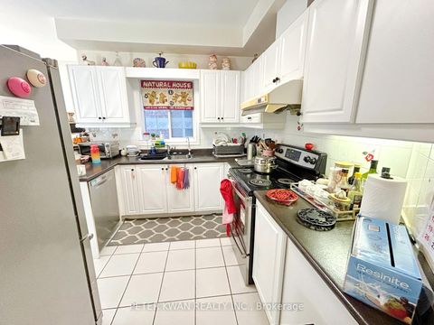 Photo 11 at 231 Pinewood Drive, Yorkhill, Vaughan