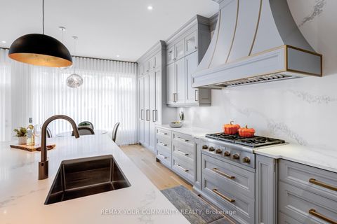 Photo 11 at 9 Casavant Court, Patterson, Vaughan