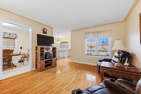 Photo 11 at 67 Macbride Crescent, Maple, Vaughan