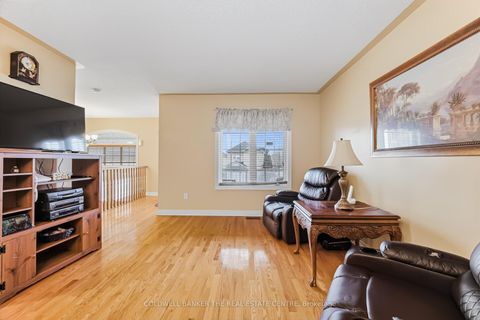 Photo 12 at 67 Macbride Crescent, Maple, Vaughan