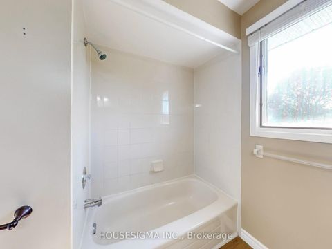 Photo 32 at 952 Peggoty Circle, Eastdale, Oshawa