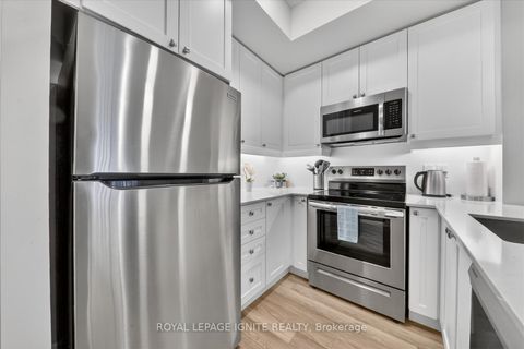 Photo 8 at 323 - 50 Lakebreeze Drive, Newcastle, Clarington