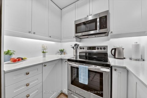 Photo 9 at 323 - 50 Lakebreeze Drive, Newcastle, Clarington