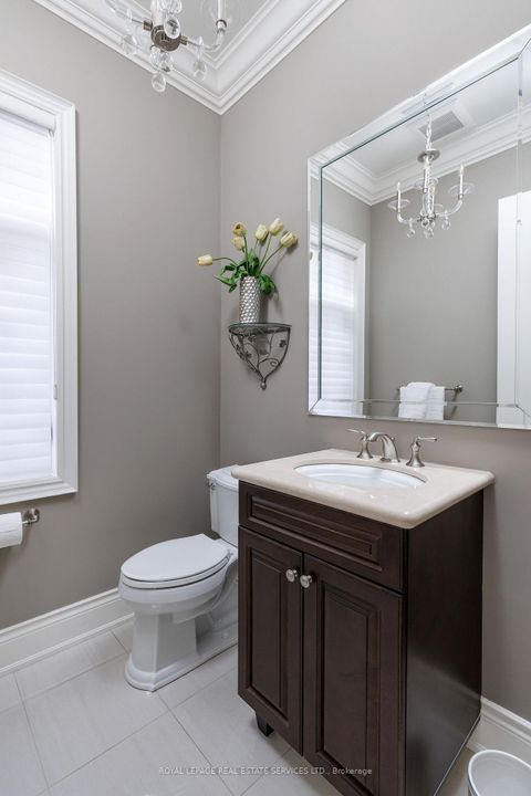 Photo 6 at 68 Annsleywood Court, Kleinburg, Vaughan