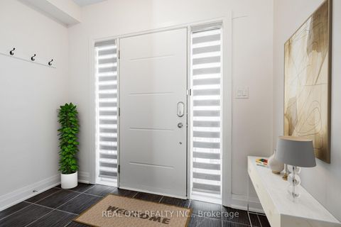 Photo 2 at 5 Gridiron Gate, Vellore Village, Vaughan