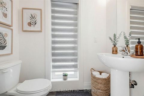 Photo 5 at 5 Gridiron Gate, Vellore Village, Vaughan