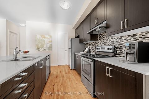 Photo 8 at 5 Gridiron Gate, Vellore Village, Vaughan