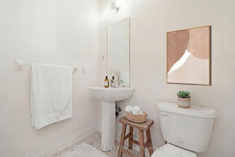 Photo 9 at 5 Gridiron Gate, Vellore Village, Vaughan