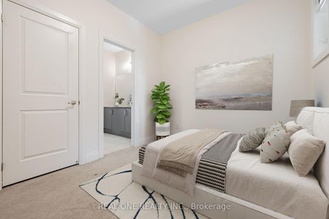 Photo 18 at 5 Gridiron Gate, Vellore Village, Vaughan