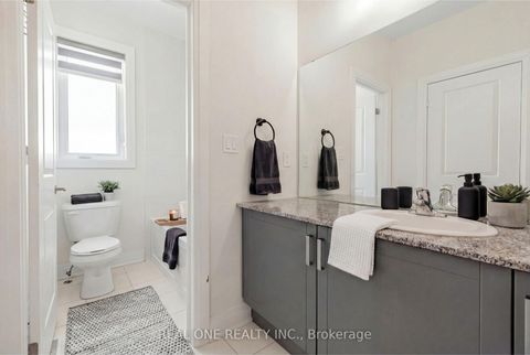 Photo 19 at 5 Gridiron Gate, Vellore Village, Vaughan