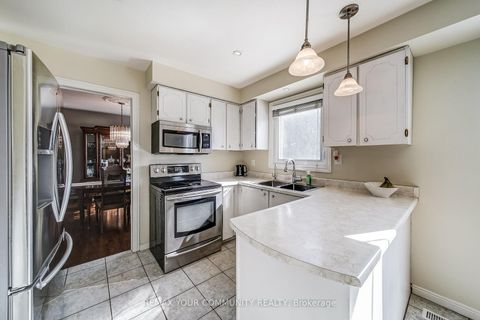 Photo 11 at 911 Ferndale Crescent, College Manor, Newmarket