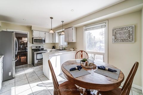 Photo 13 at 911 Ferndale Crescent, College Manor, Newmarket