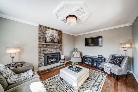 Photo 14 at 911 Ferndale Crescent, College Manor, Newmarket