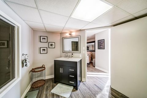 Photo 32 at 911 Ferndale Crescent, College Manor, Newmarket