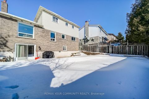 Photo 35 at 911 Ferndale Crescent, College Manor, Newmarket