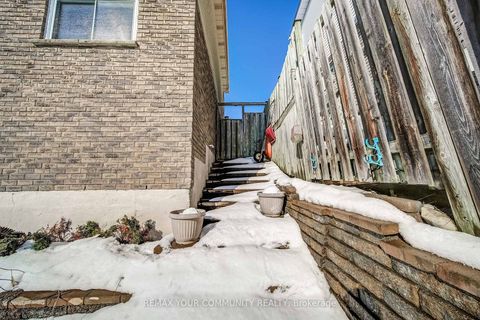 Photo 37 at 911 Ferndale Crescent, College Manor, Newmarket