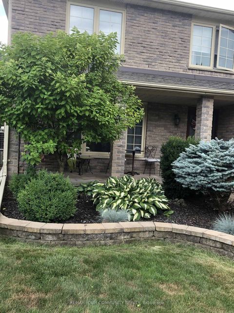 Photo 41 at 911 Ferndale Crescent, College Manor, Newmarket