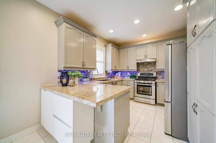 Photo 15 at 26 Gemini Crescent, Rouge Woods, Richmond Hill