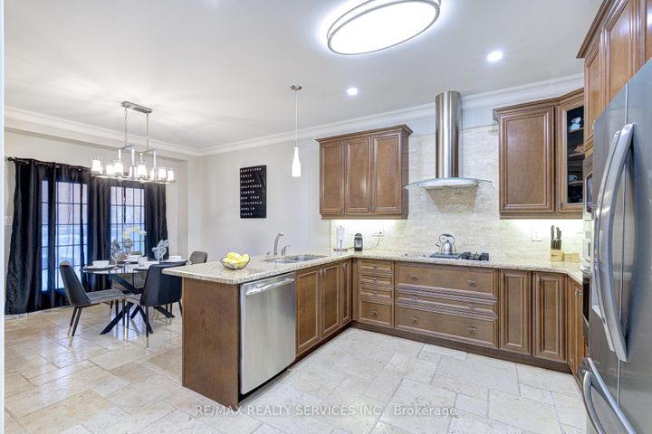 Photo 10 at 16 Fallgate Drive, Credit Valley, Brampton