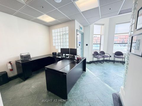 Photo 2 at 26 - 160 Applewood Crescent, Concord, Vaughan