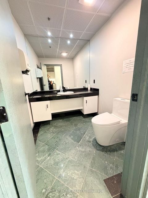 Photo 4 at 26 - 160 Applewood Crescent, Concord, Vaughan