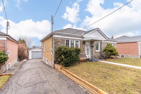 Photo 2 at 18 Fairweather Road, Amesbury, Toronto