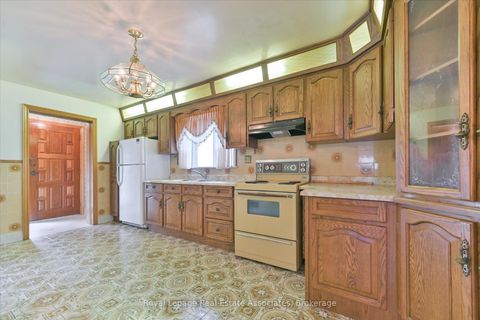 Photo 9 at 135 Jay Street, Maple Leaf, Toronto