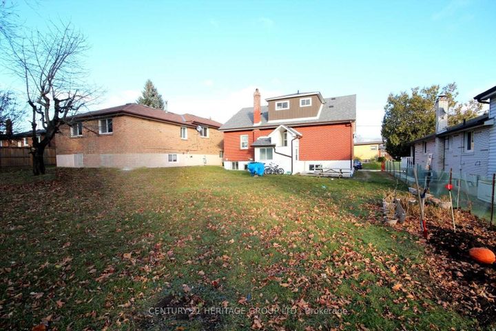 Photo 2 at 112 Toronto Street, Bradford, Bradford West Gwillimbury