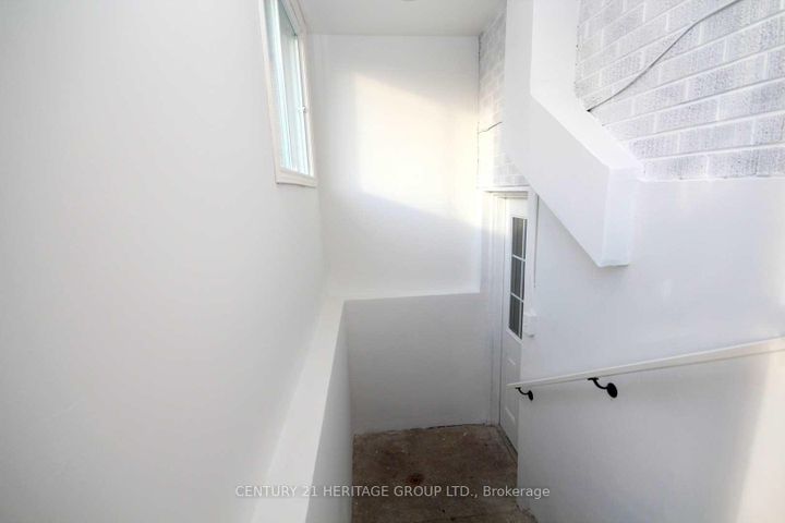 Photo 5 at 112 Toronto Street, Bradford, Bradford West Gwillimbury