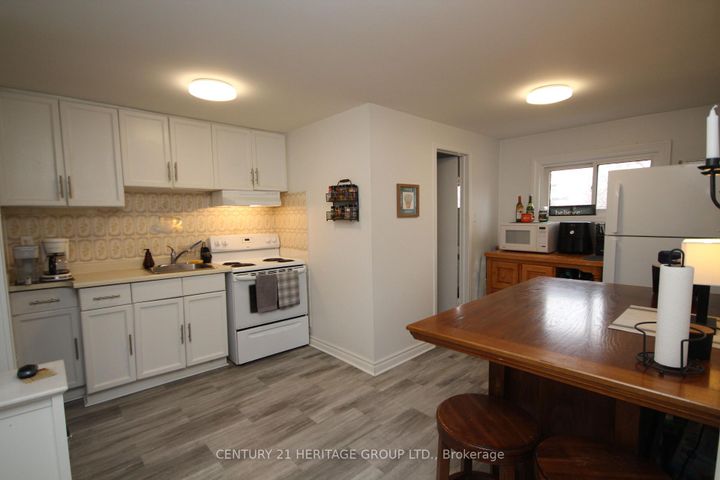 Photo 8 at 112 Toronto Street, Bradford, Bradford West Gwillimbury