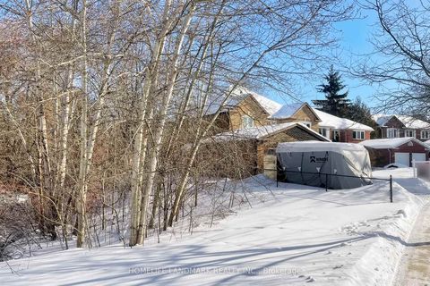 Photo 3 at 16 Willis Drive, Aurora Highlands, Aurora