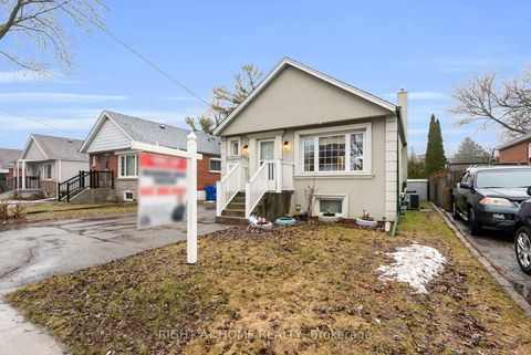 Photo 3 at 702 Pharmacy Avenue, Birchmount, Toronto